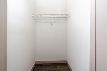 Walk-in/wardrobe closets